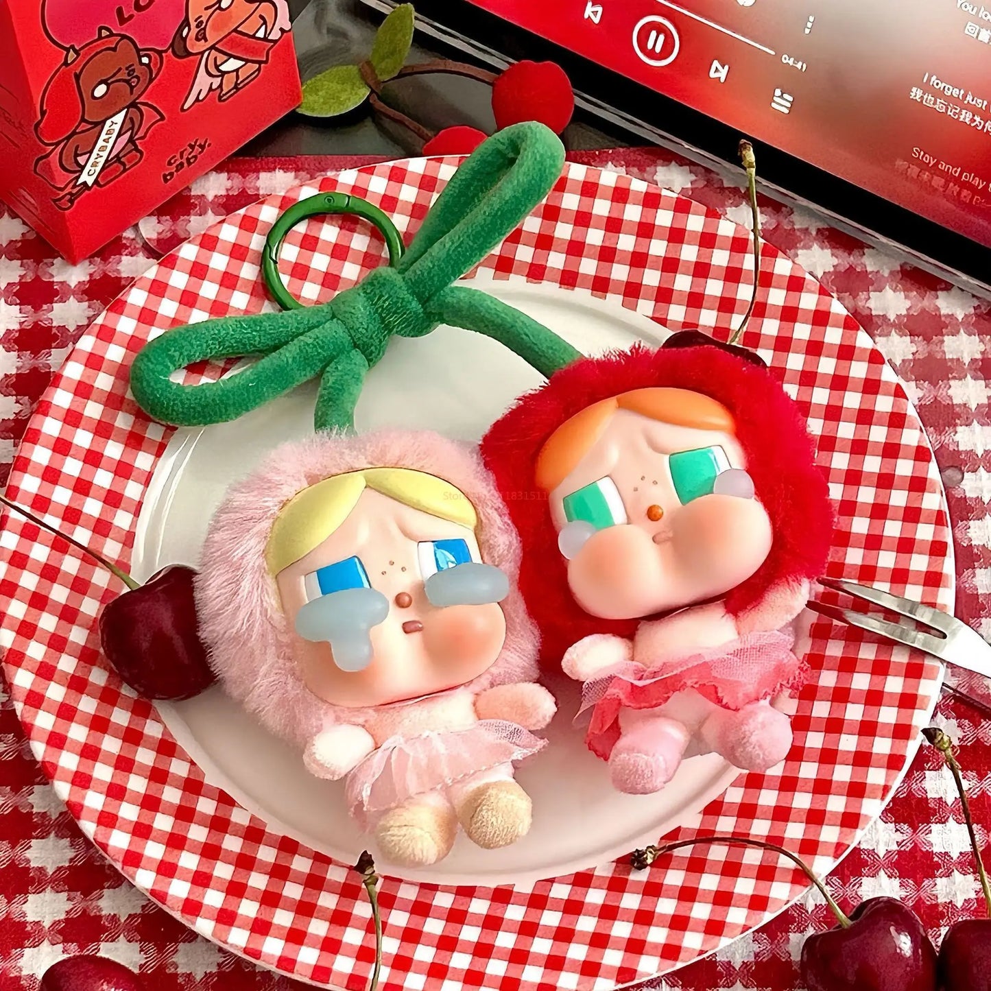 Crybaby Cherry Love Much Fashion Doll Anhänger Tasche Schlüsselanhänger - Niedliche Replik Hangtag Geschenk Unisex Hochwertige Sammlerstück