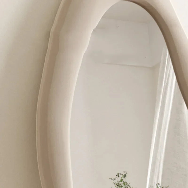 Stehend Weiß Maiden Spiegel in voller Länge Ästhetische Bodenspiegel in voller Größe
